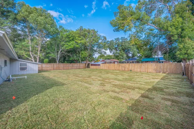a view of a backyard
