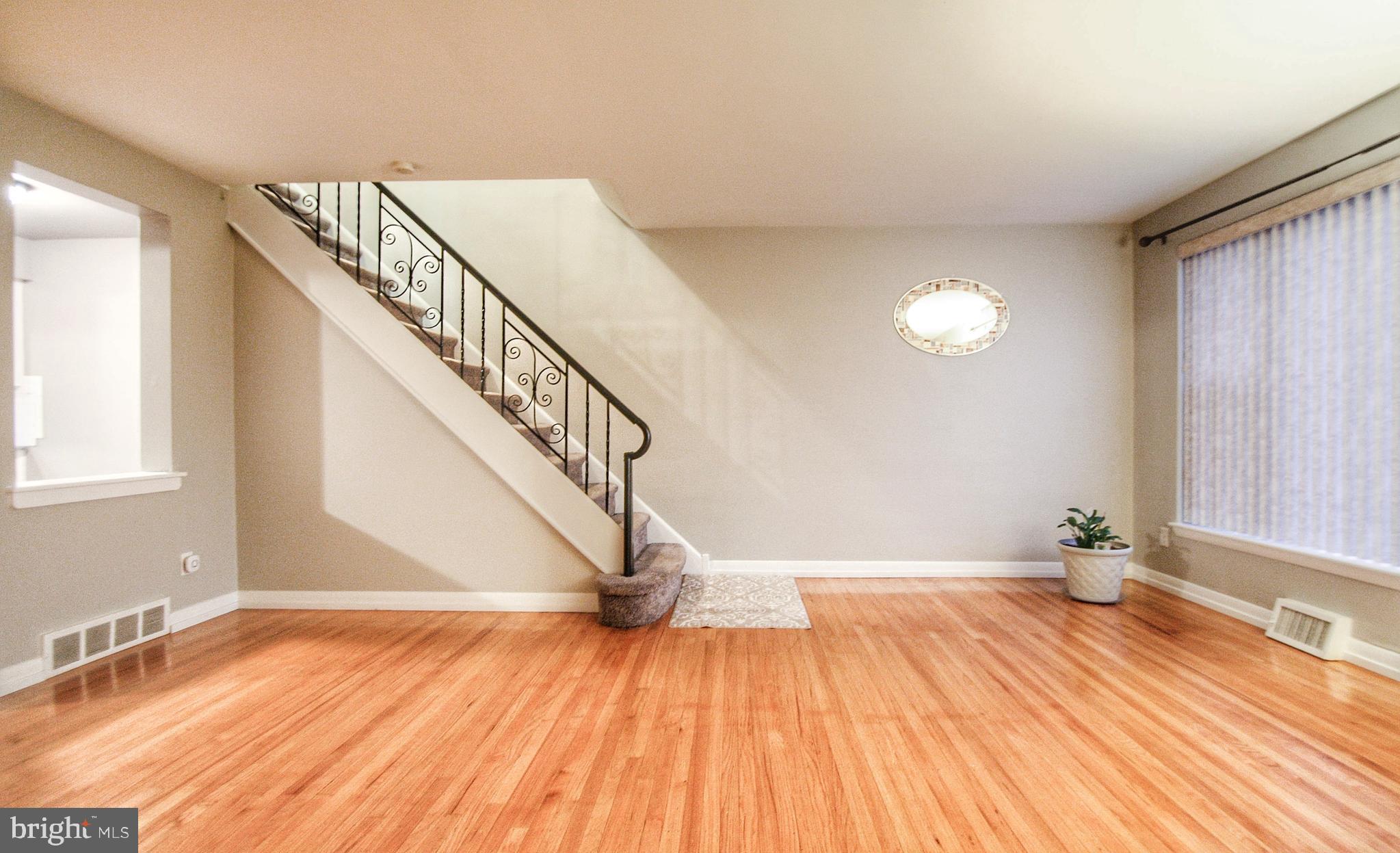 7448 Brockton Road Philadelphia, PA 19151 - Photo 5 of 35 Livingroom