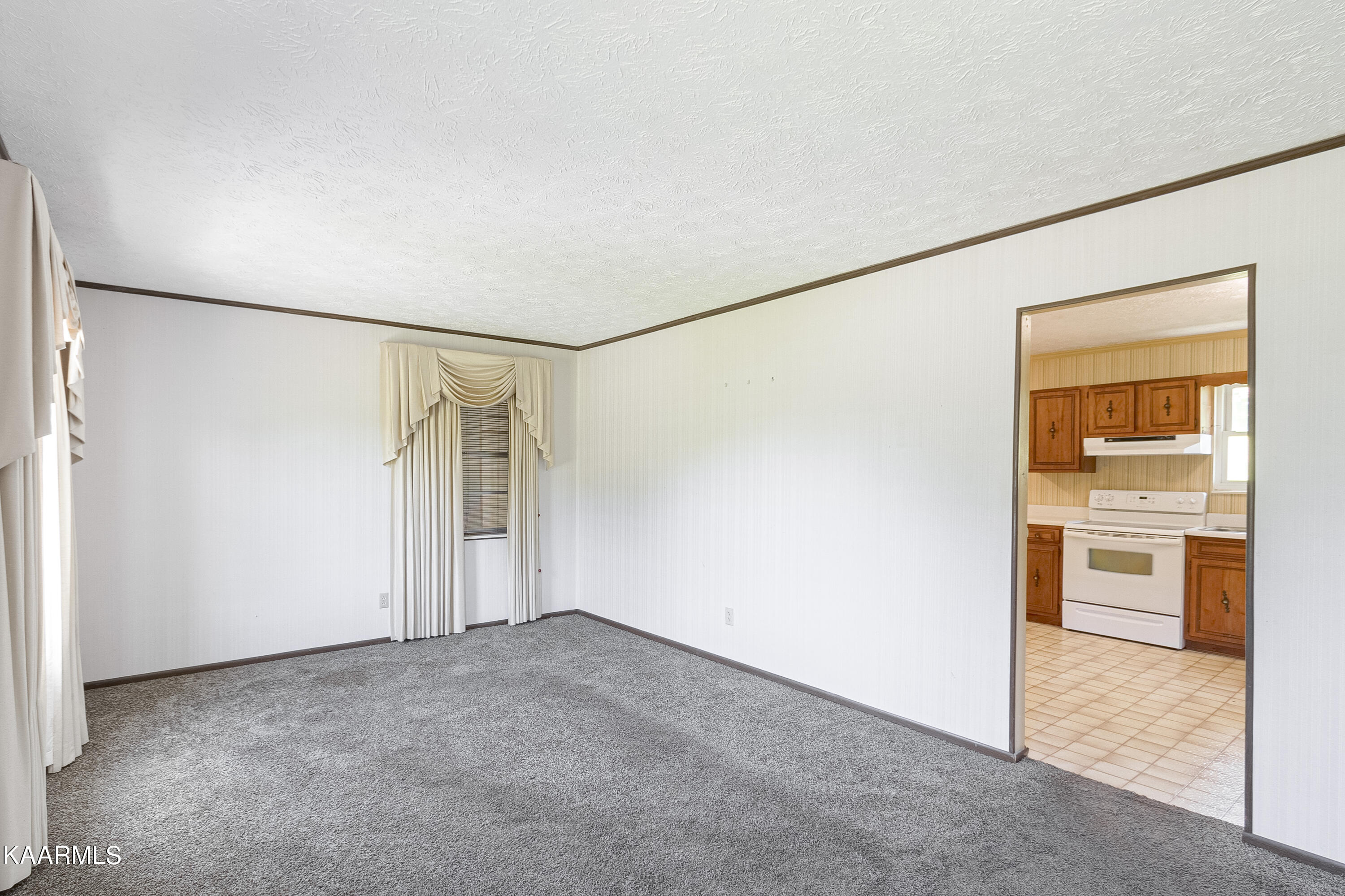 8633 Greenwell Road Powell, TN 37849 - Photo 2 of 12 Living Room