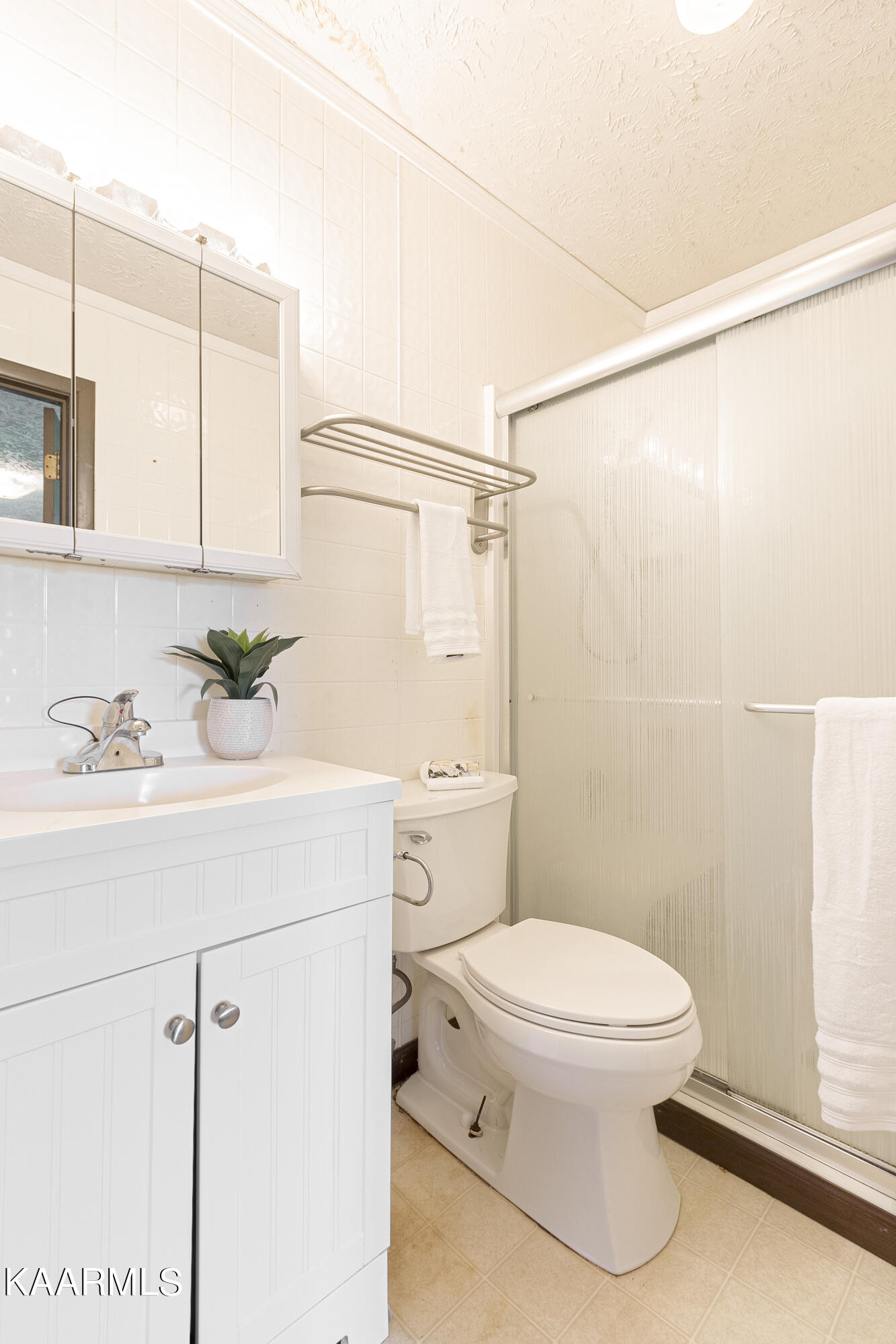 8633 Greenwell Road Powell, TN 37849 - Photo 5 of 12 Primary Bath