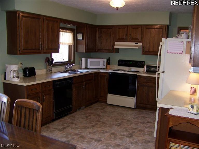 9135 Coon Club Road Medina, OH 44256 - Photo 5 of 21 Kitchen