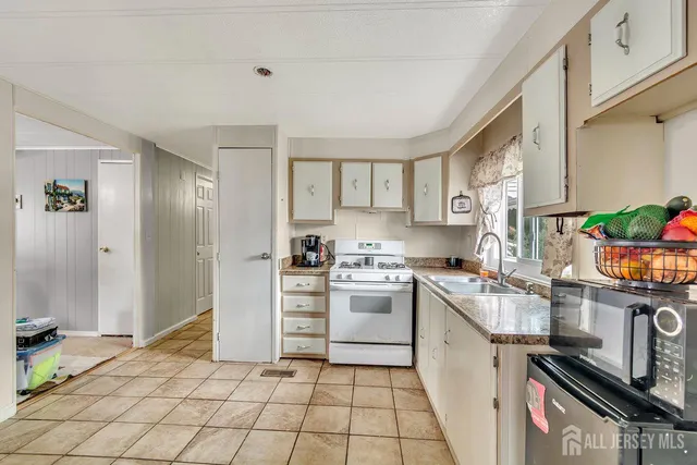 $180,000 | 139 Village Drive West, Spotswood, NJ 08884