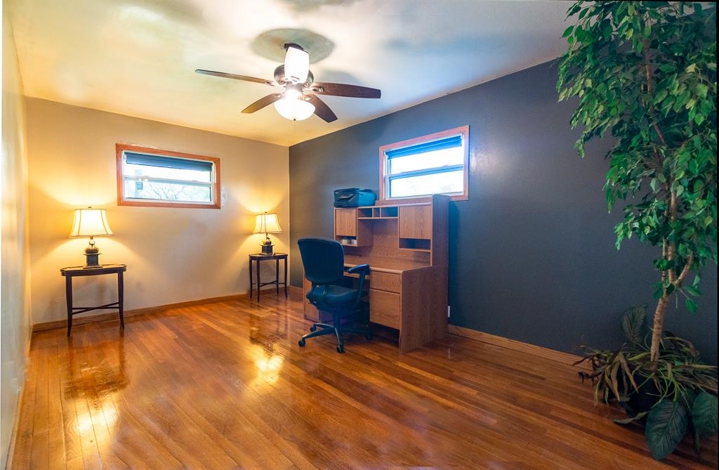 1045 North 2nd Street Rochelle, IL 61068 - Photo 5 of 15 a room with furniture and a potted plant