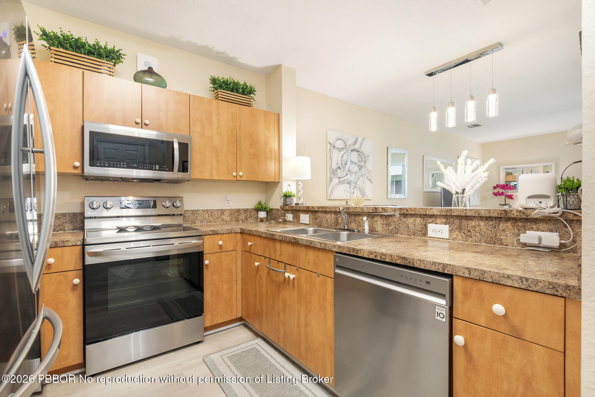3725 Oleander Terrace, Unit 3725 Riviera Beach, FL 33404 - Photo 7 of 22 Kitchen