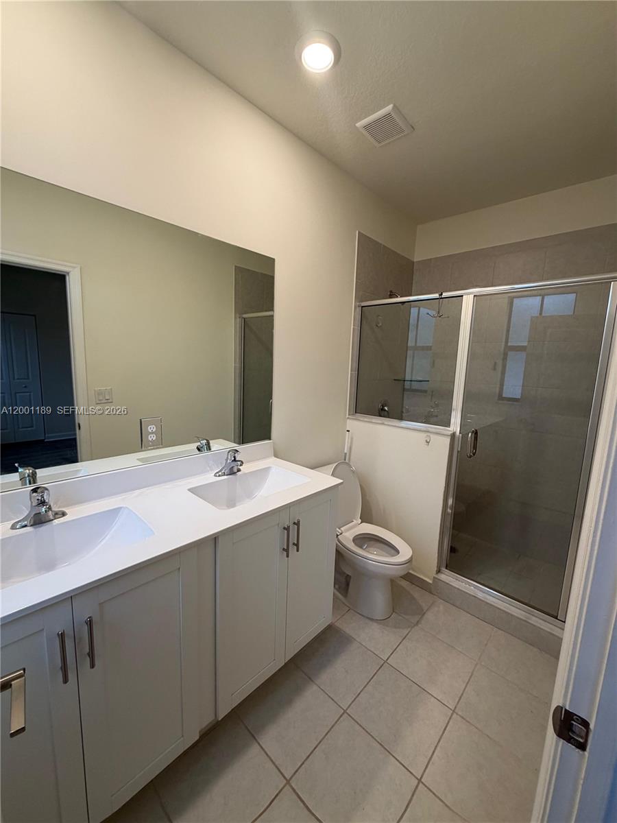11104 West 33rd Way Hialeah, FL 33018 - Photo 6 of 16
