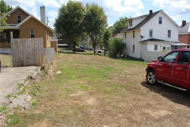 a view of a yard in front of house