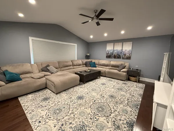 $998,888 | 3 Pimlico Court, Commack, NY 11725