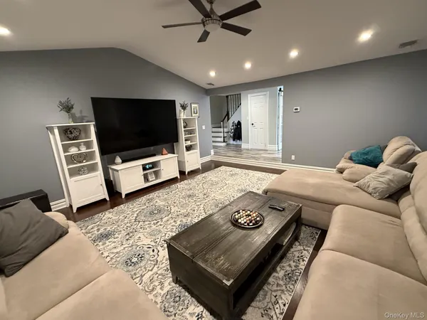 $998,888 | 3 Pimlico Court, Commack, NY 11725