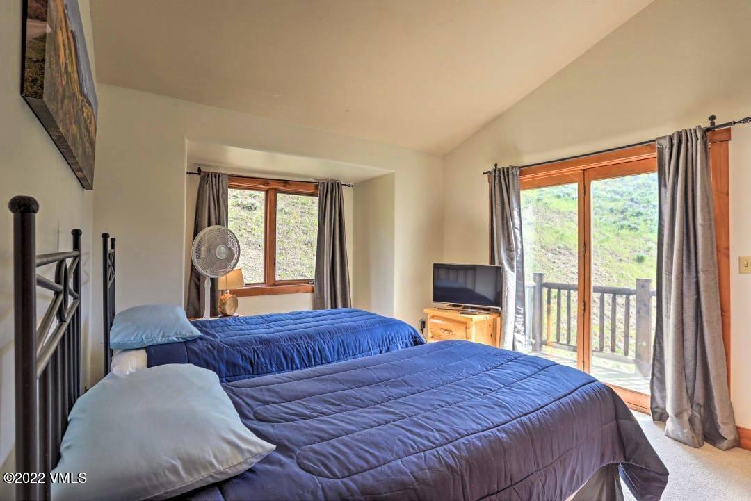 178 Knudson Ranch Road Edwards, CO 81632 - Photo 10 of 26 a bedroom with a large bed and a window