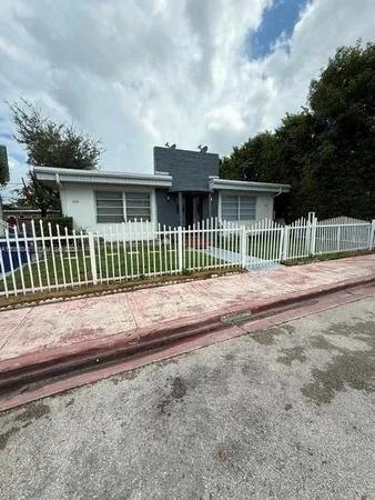 $1,800 | 1995 Marseille Drive, Unit 8, Miami Beach, FL 33141