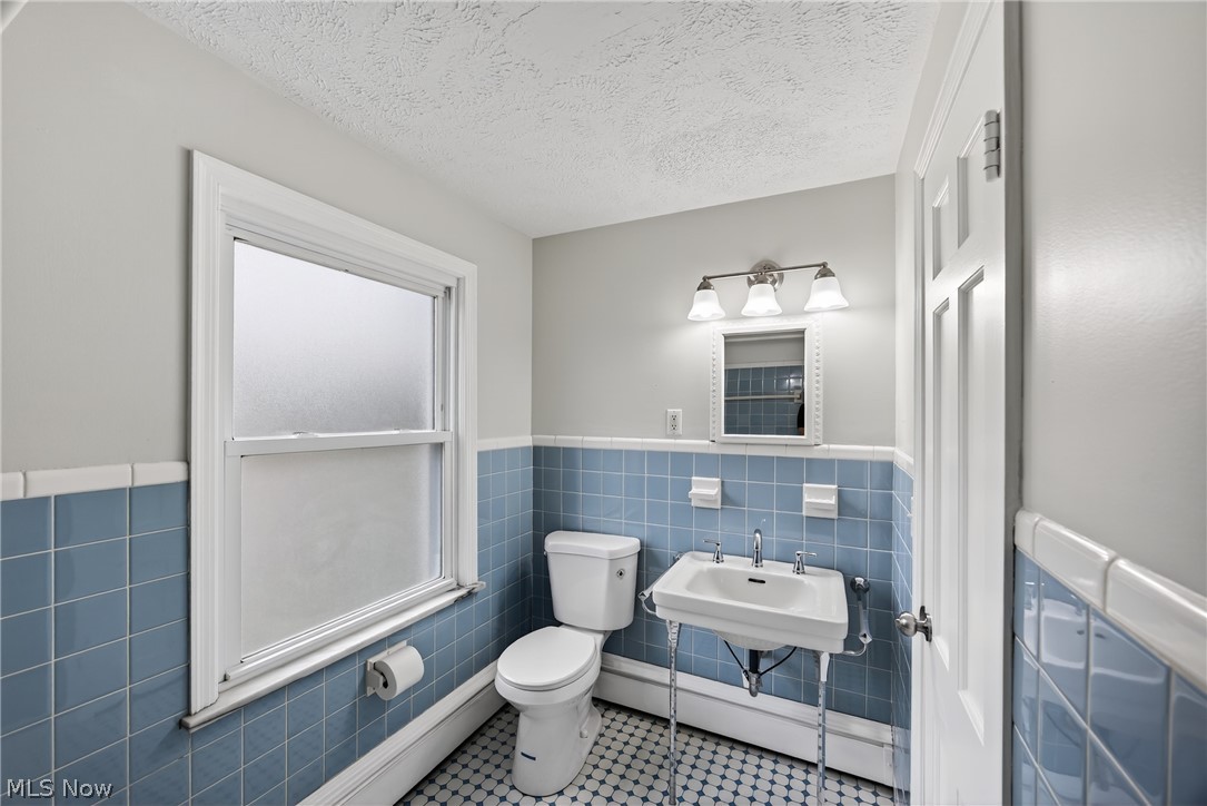 20945 Halworth Road Shaker Heights, OH 44122 - Photo 36 of 50 The Main Bathroom
