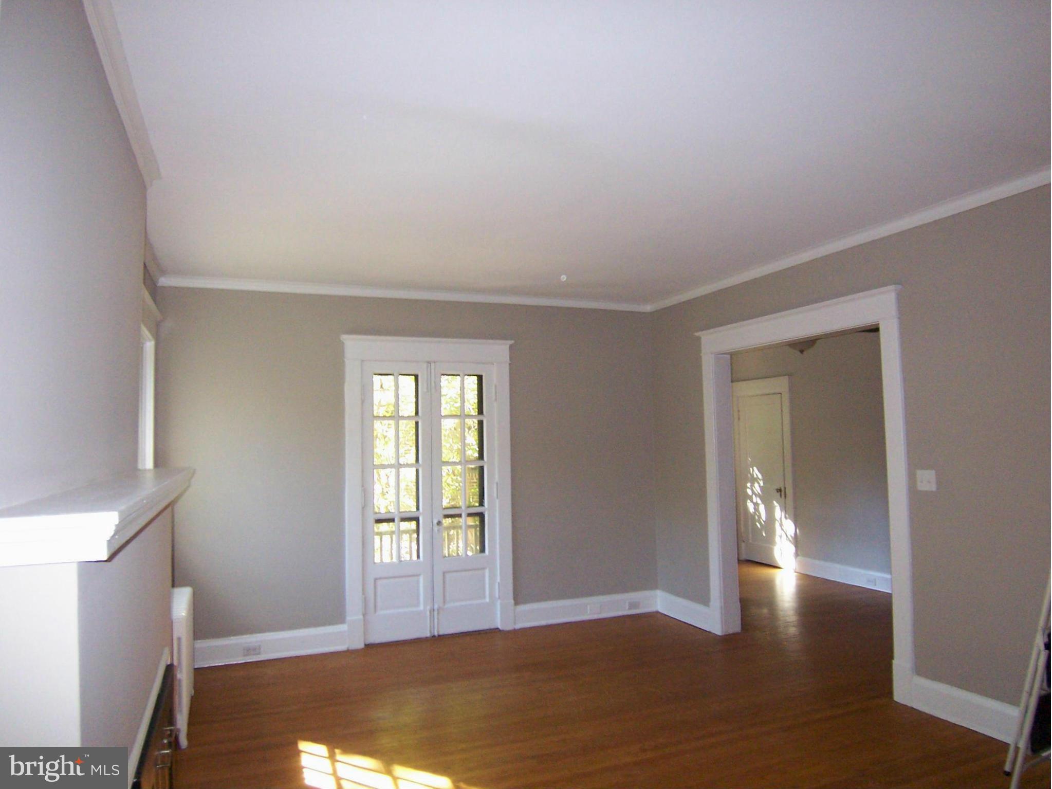 4416 Wickford Road Baltimore, MD 21210 - Photo 5 of 27 Living Room