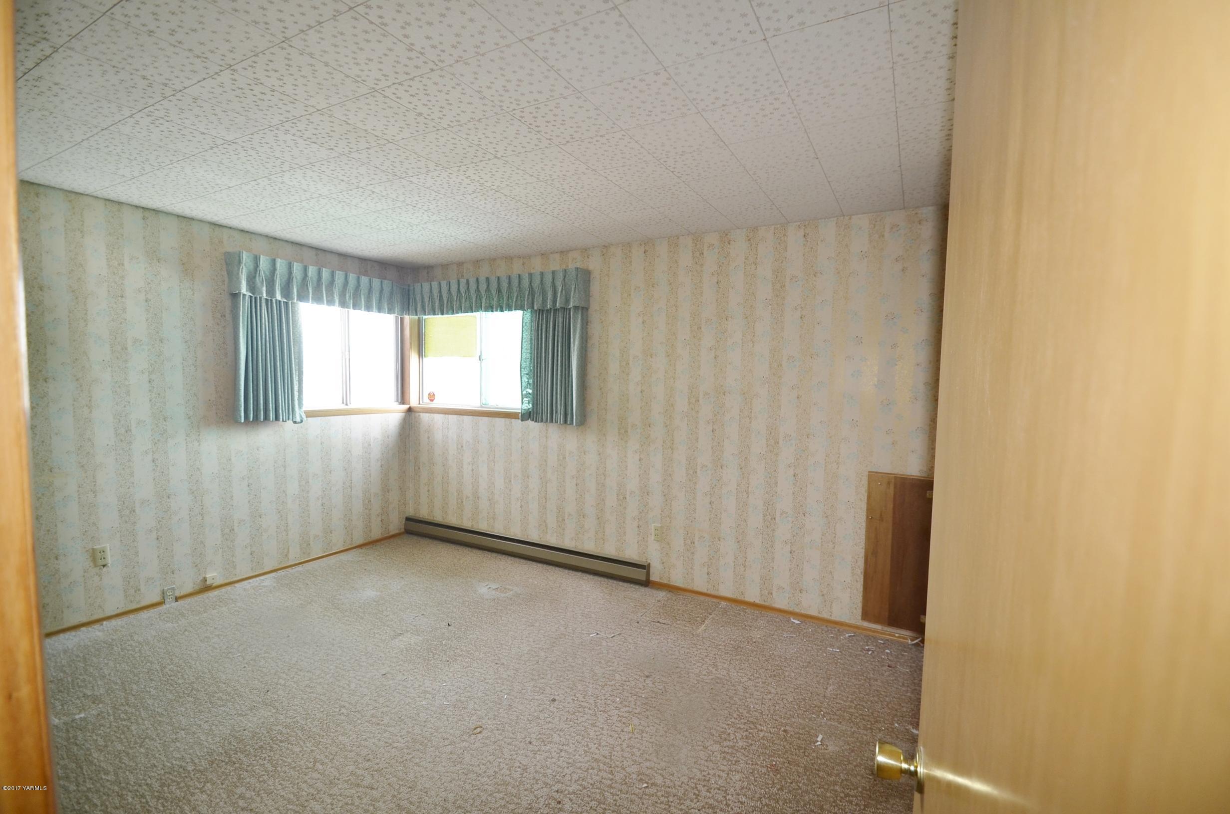 12602 Gilbert Road Yakima, WA 98903 - Photo 11 of 24 an empty room with windows