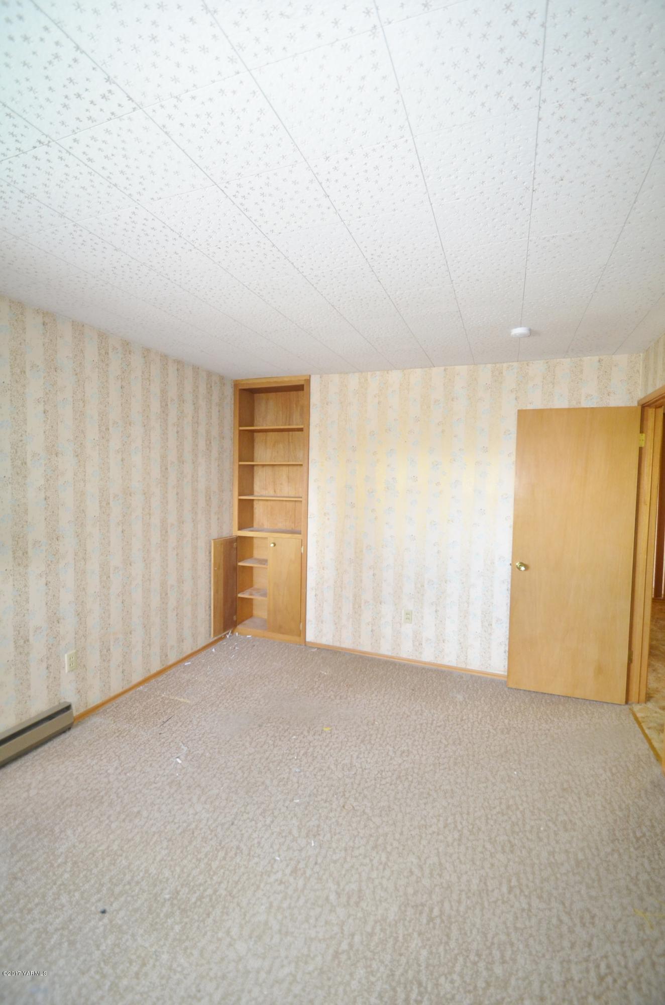 12602 Gilbert Road Yakima, WA 98903 - Photo 12 of 24 an empty room with a empty space and windows