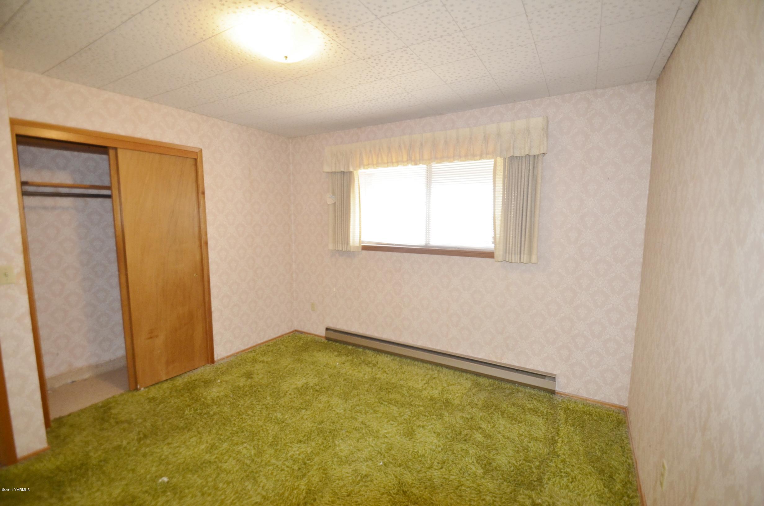 12602 Gilbert Road Yakima, WA 98903 - Photo 13 of 24 an empty room with a window