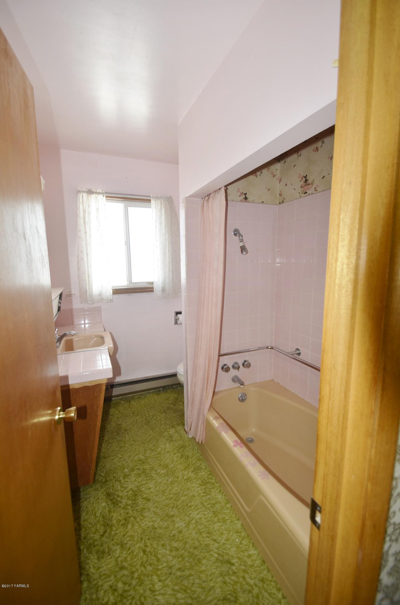 12602 Gilbert Road Yakima, WA 98903 - Photo 14 of 24 a bathroom with a tub sink and mirror