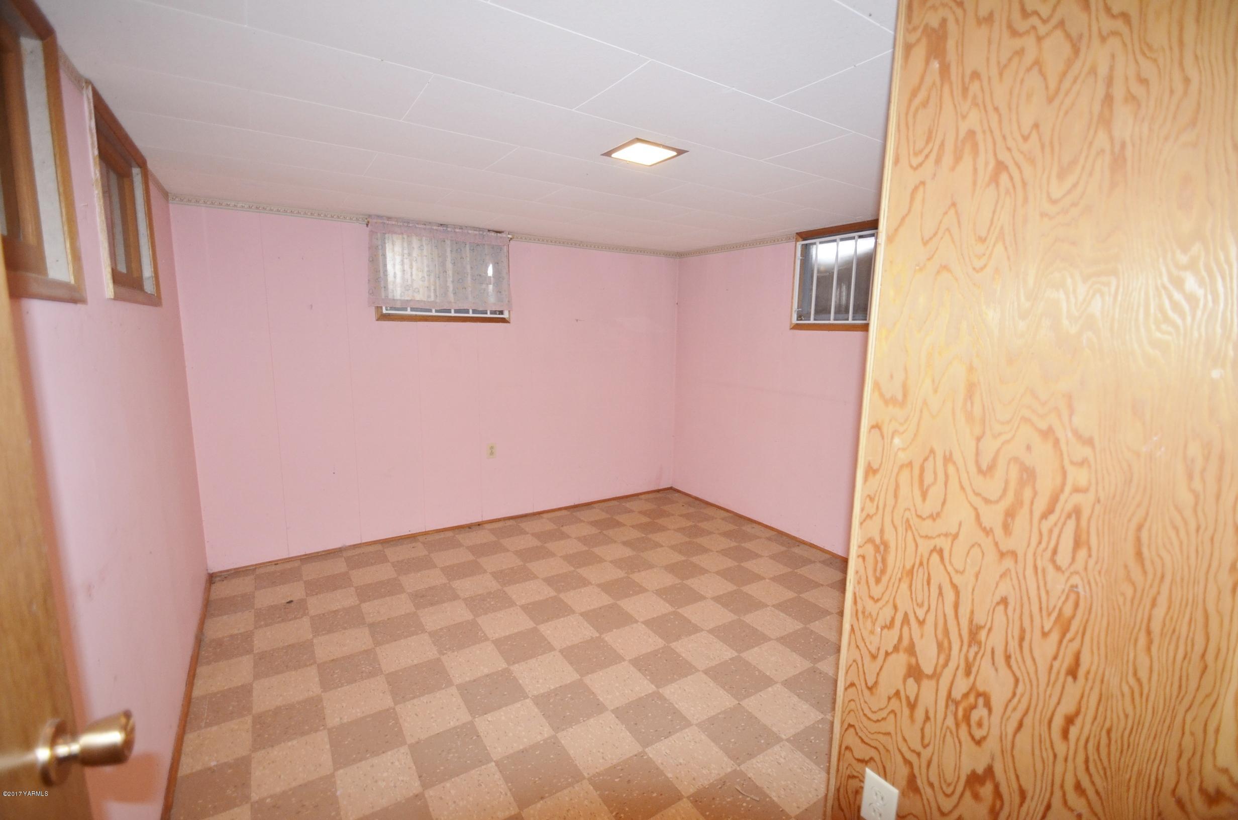 12602 Gilbert Road Yakima, WA 98903 - Photo 15 of 24 a view of an empty room