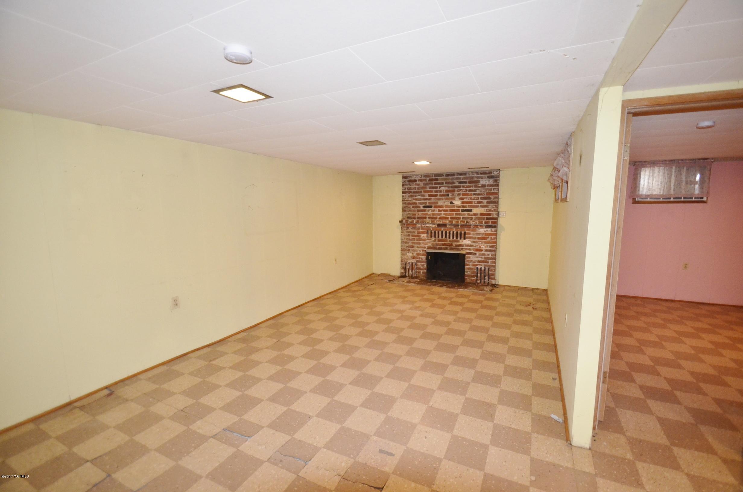 12602 Gilbert Road Yakima, WA 98903 - Photo 16 of 24 a view of a livingroom with a fireplace