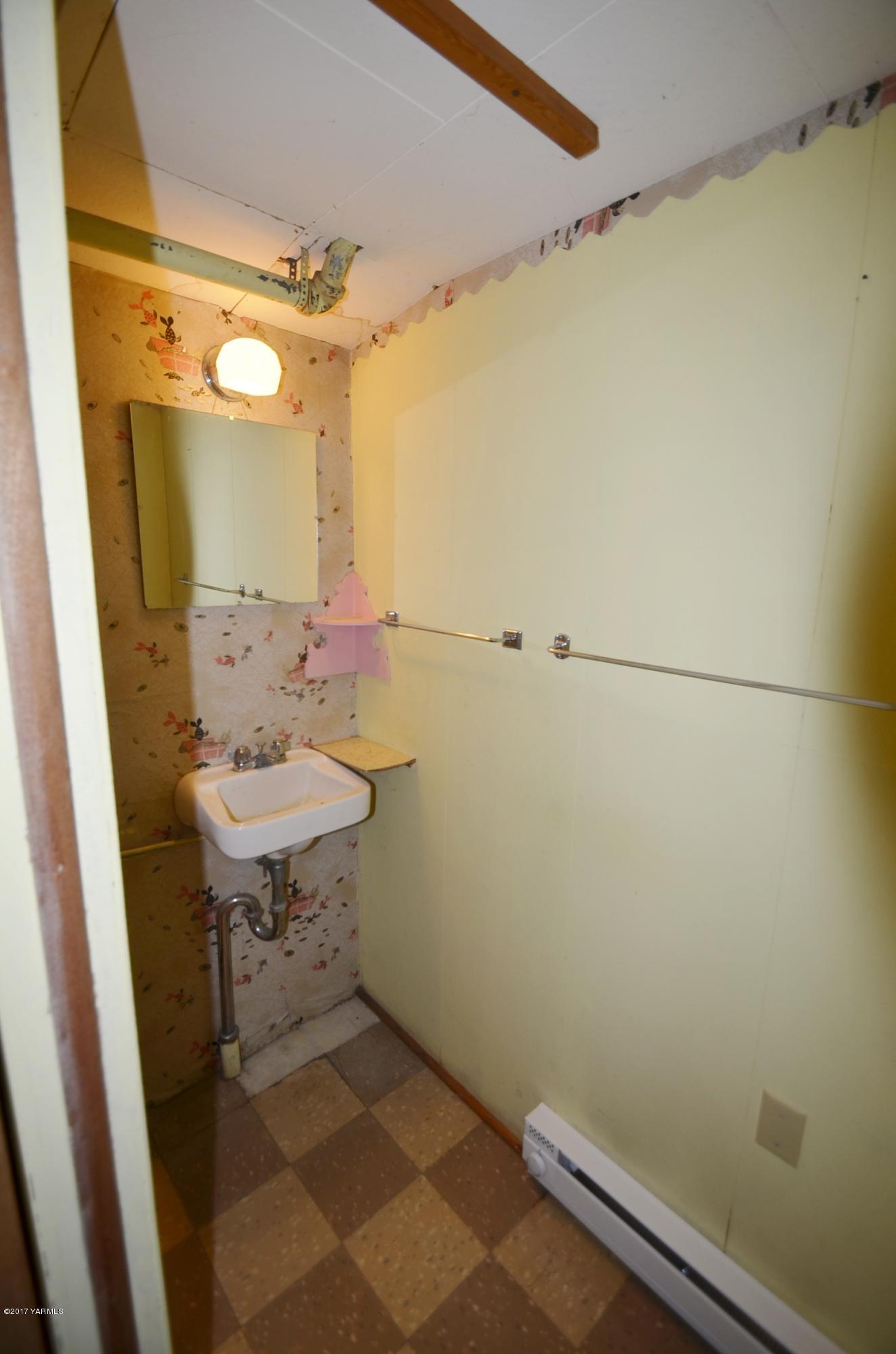 12602 Gilbert Road Yakima, WA 98903 - Photo 17 of 24 a bathroom with a sink and a mirror