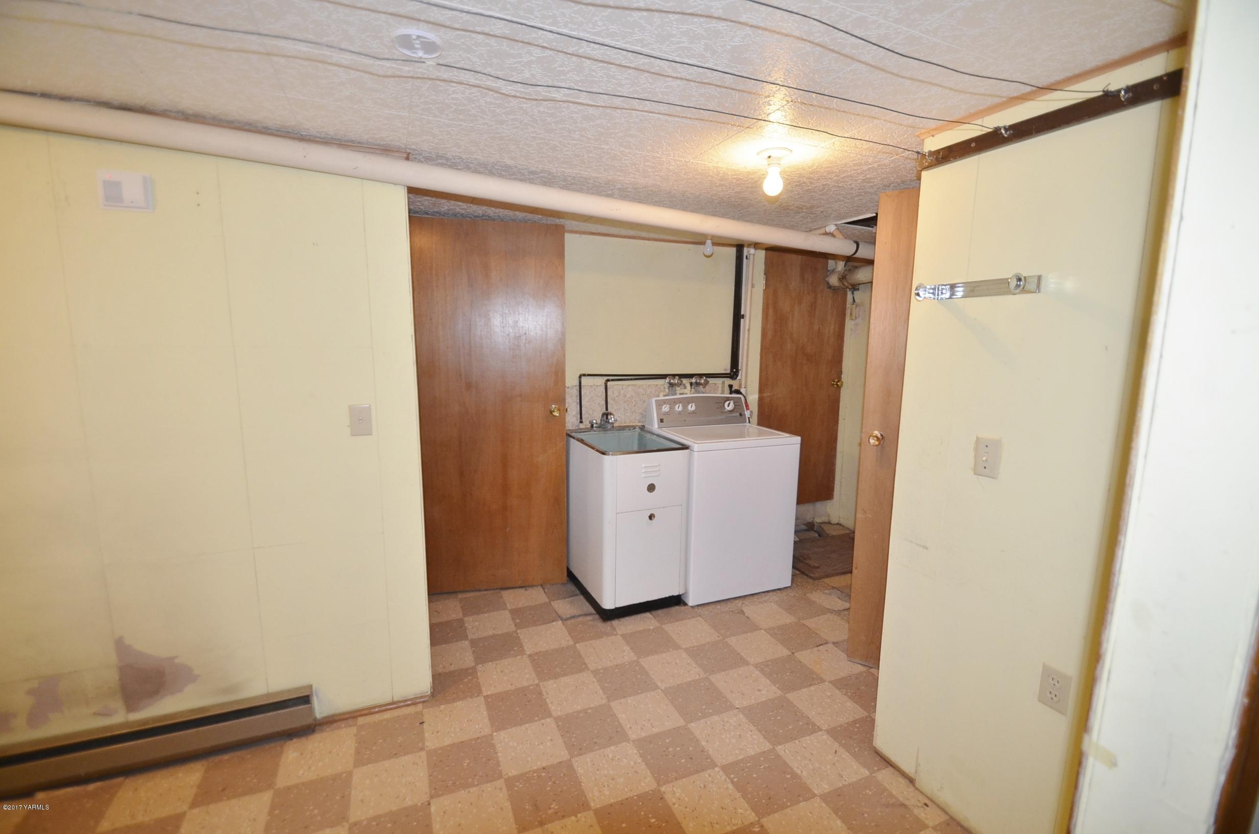 12602 Gilbert Road Yakima, WA 98903 - Photo 19 of 24 a view of a storage & utility room with a washer dryer