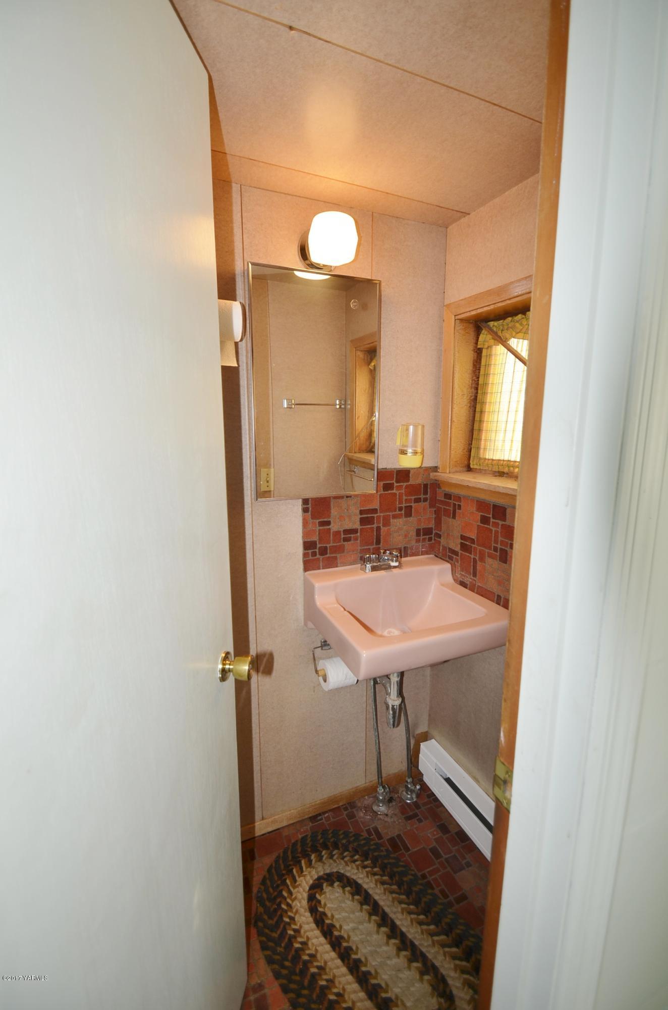 12602 Gilbert Road Yakima, WA 98903 - Photo 3 of 24 a bathroom with a sink and a mirror