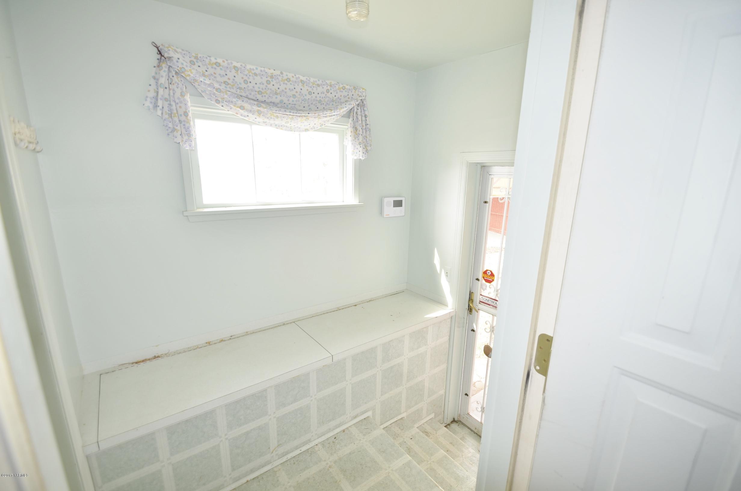 12602 Gilbert Road Yakima, WA 98903 - Photo 6 of 24 a bathroom with a bathtub