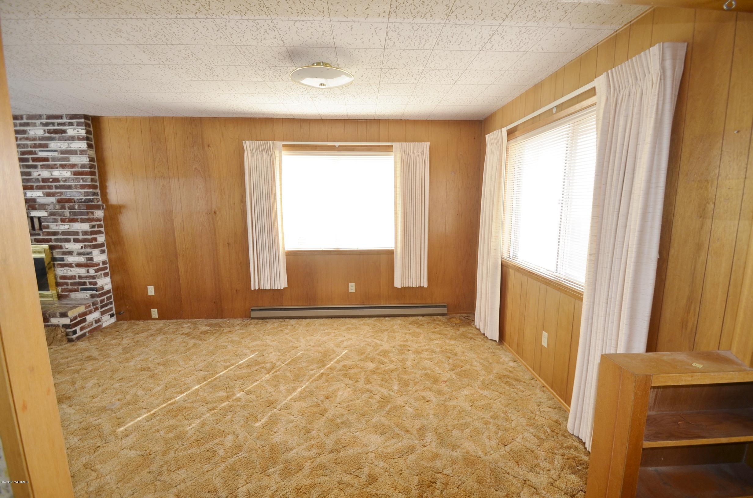 12602 Gilbert Road Yakima, WA 98903 - Photo 7 of 24 a view of an empty room with a window