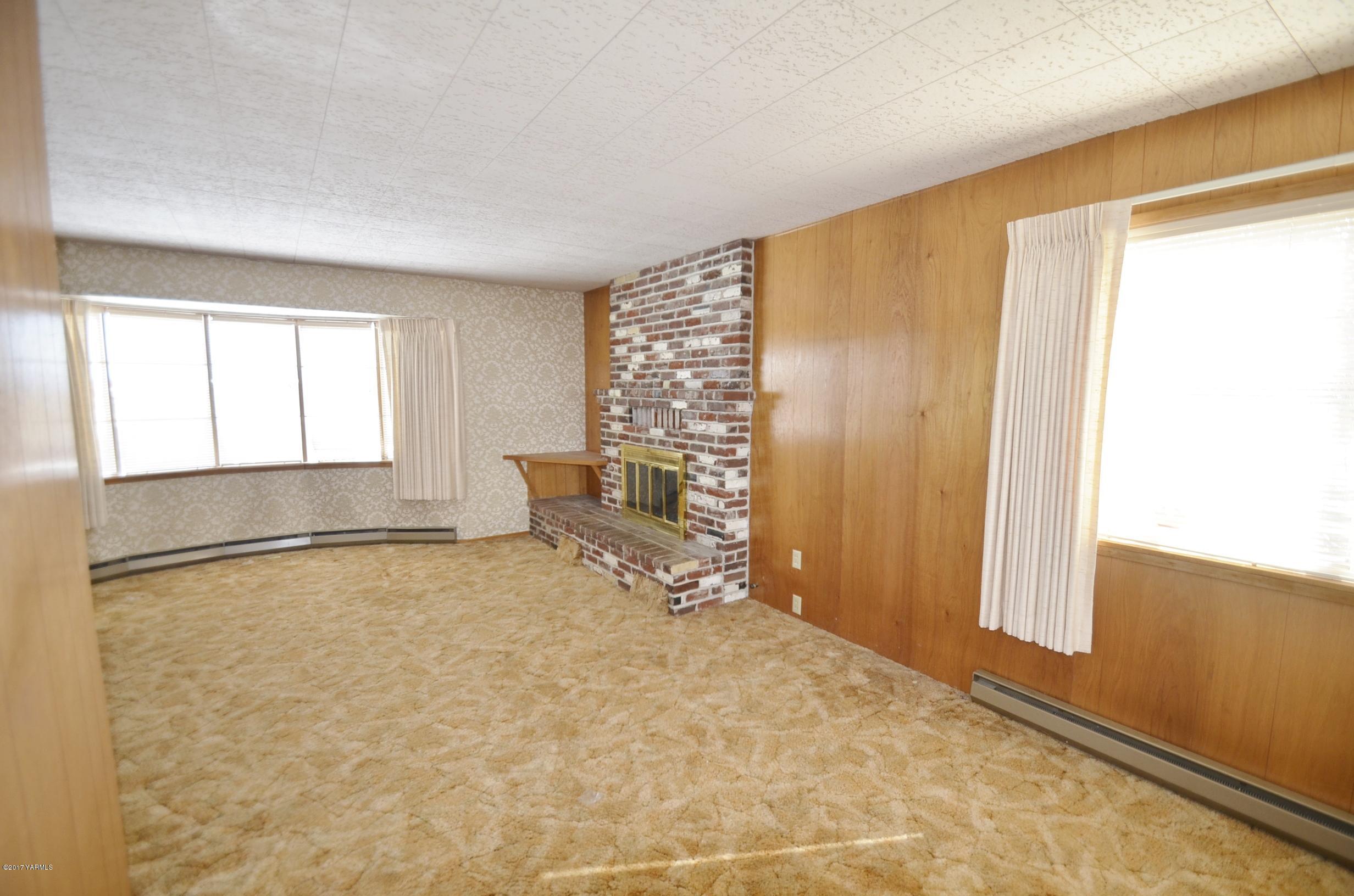12602 Gilbert Road Yakima, WA 98903 - Photo 8 of 24 a view of an empty room with a window