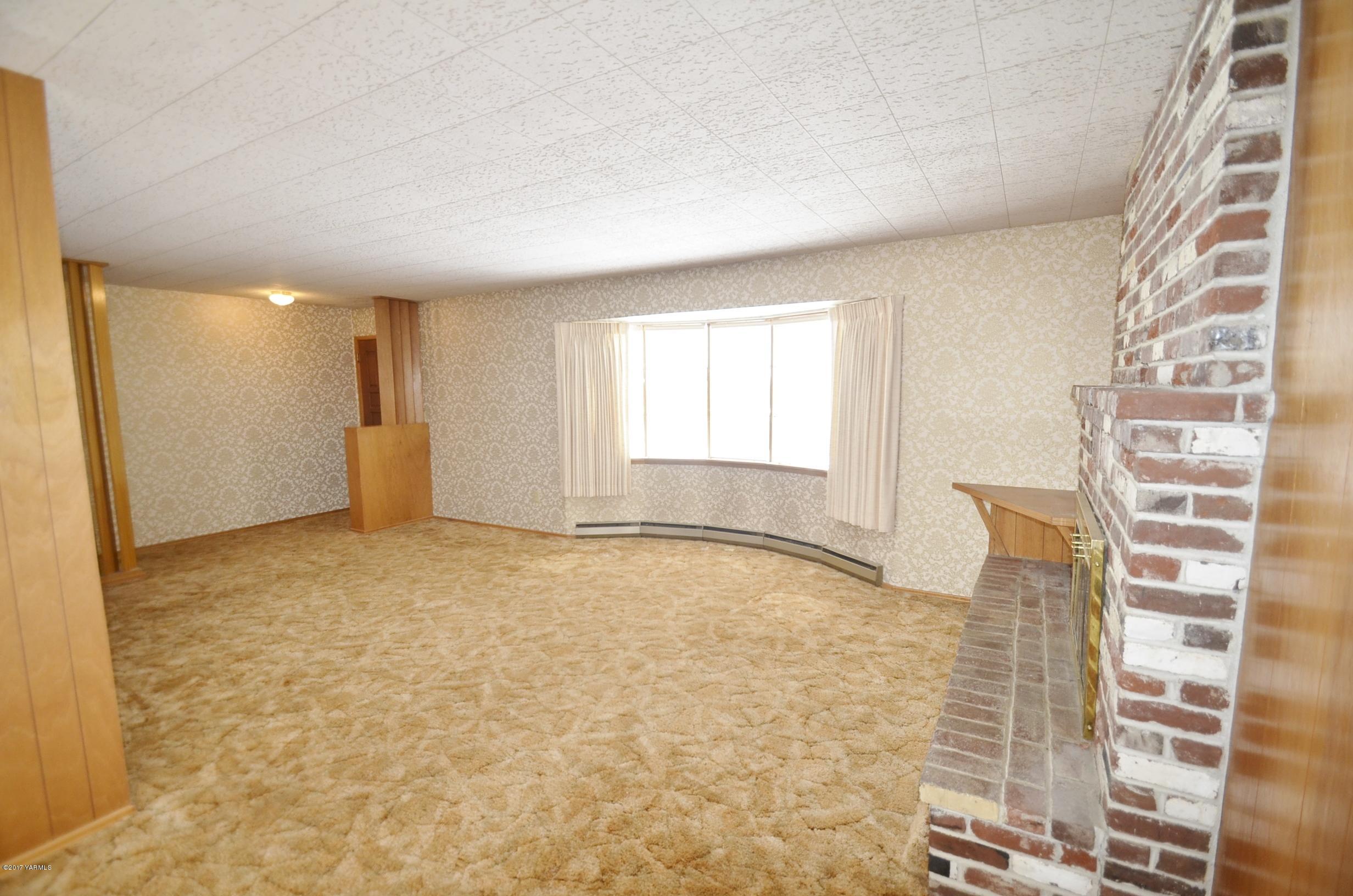 12602 Gilbert Road Yakima, WA 98903 - Photo 9 of 24 a view of an empty room with a window