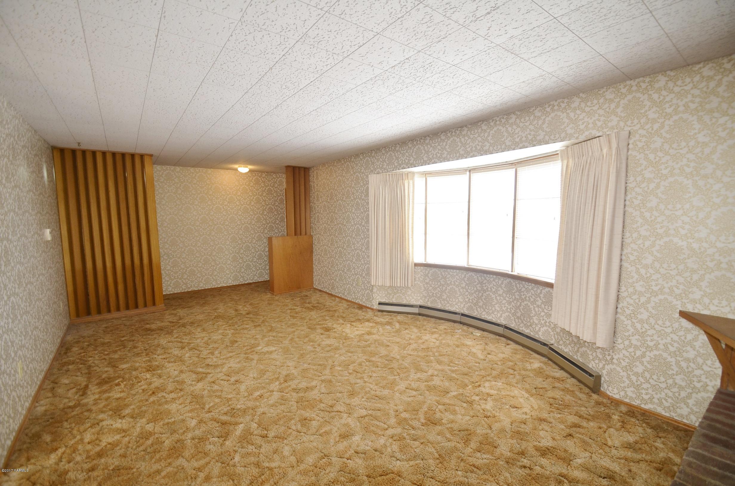 12602 Gilbert Road Yakima, WA 98903 - Photo 10 of 24 a view of an empty room with a window