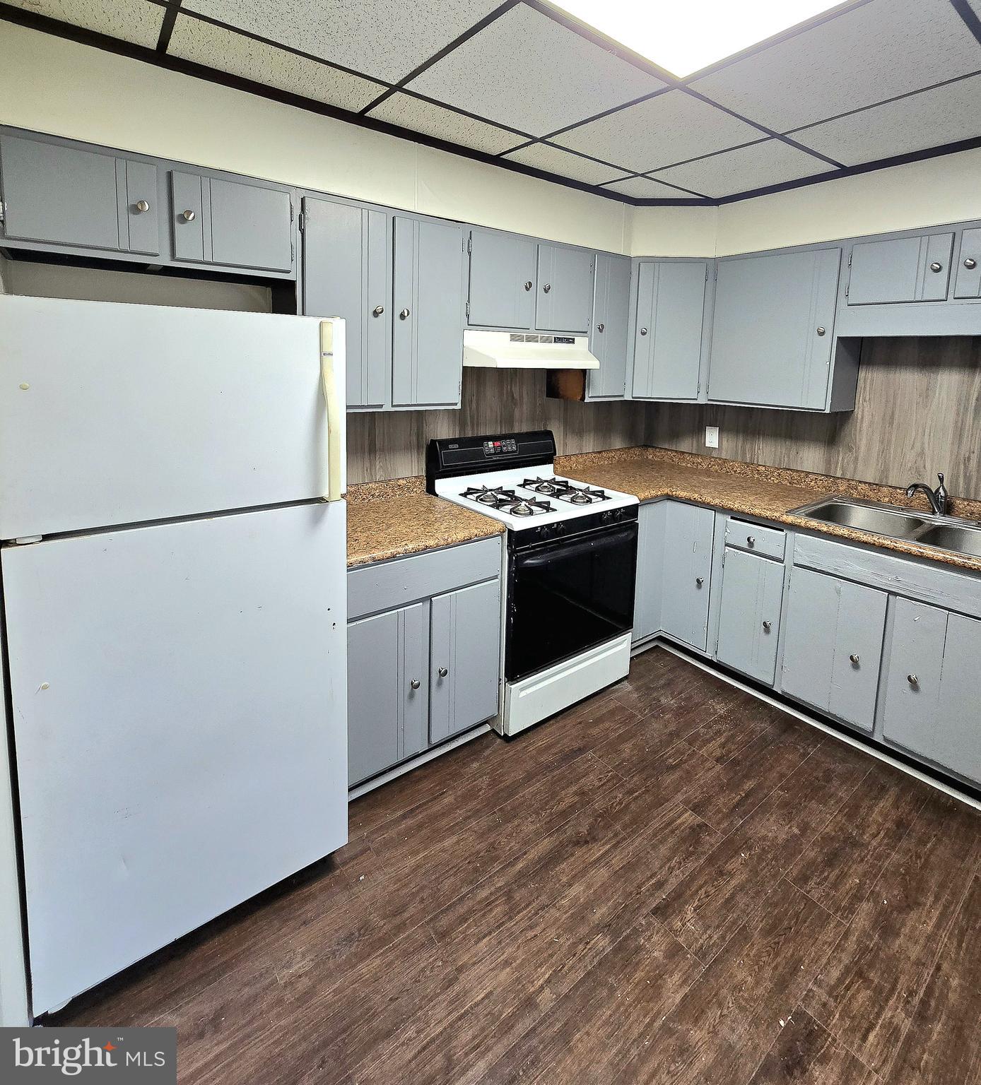 569 Smith Street York, PA 17404 - Photo 10 of 16 a kitchen with granite countertop appliances a sink and a refrigerator