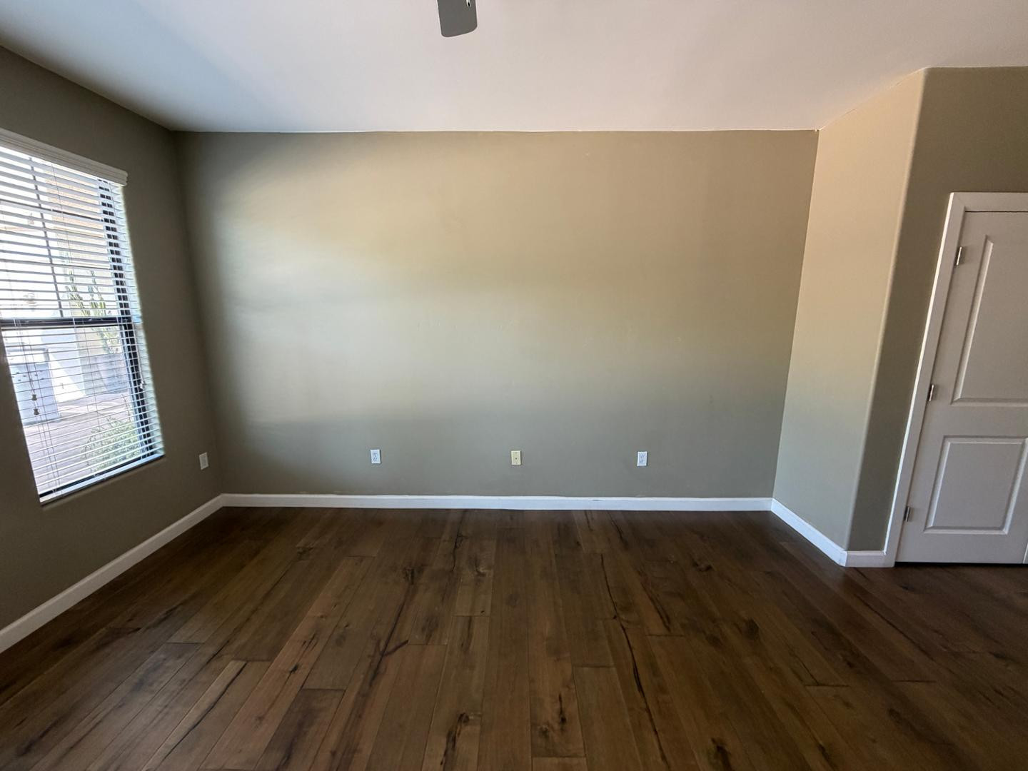 7291 North Scottsdale Road, Unit 1001 Paradise Valley, AZ 85253 - Photo 11 of 34 an empty room with wooden floor and window