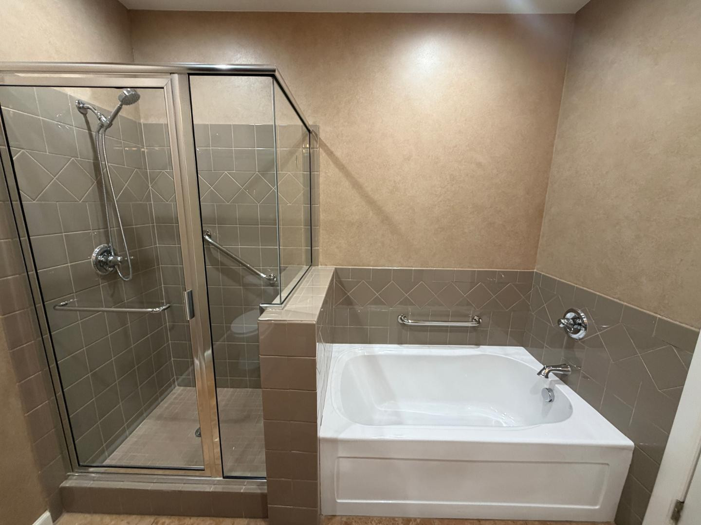 7291 North Scottsdale Road, Unit 1001 Paradise Valley, AZ 85253 - Photo 17 of 34 a bathroom with a bathtub and a shower