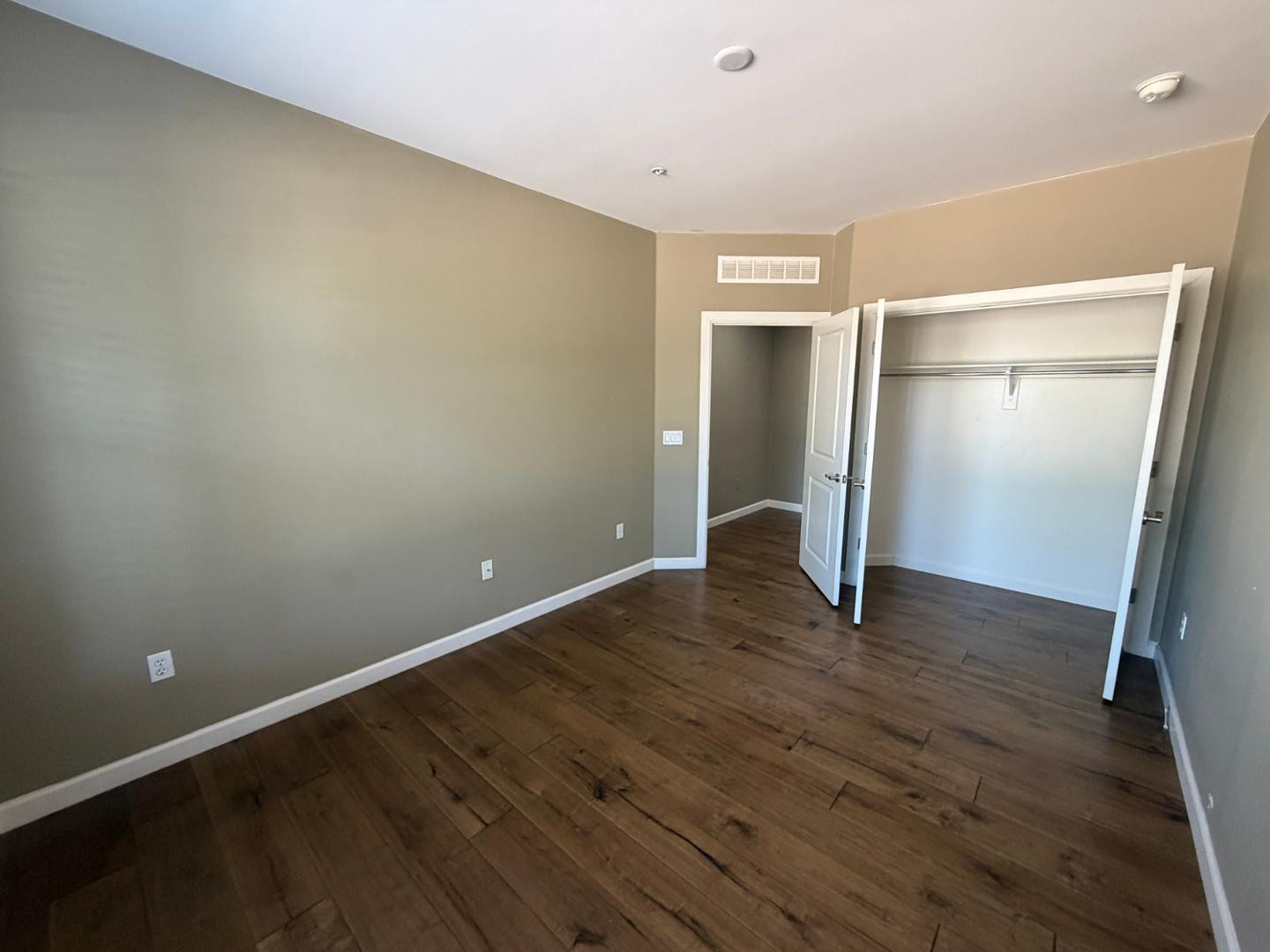 7291 North Scottsdale Road, Unit 1001 Paradise Valley, AZ 85253 - Photo 19 of 34 a view of an empty room with wooden floor and a window