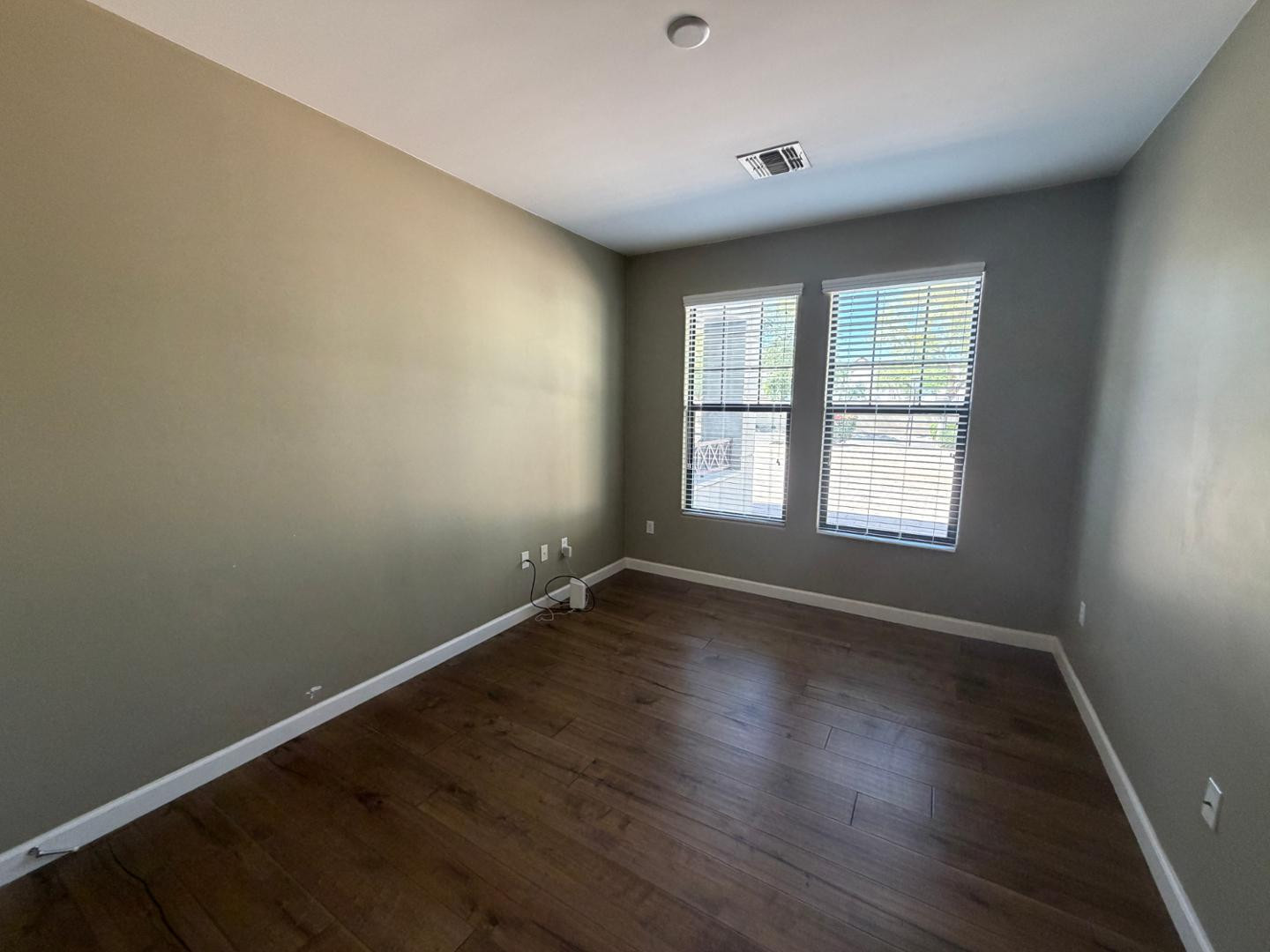 7291 North Scottsdale Road, Unit 1001 Paradise Valley, AZ 85253 - Photo 24 of 34 an empty room with wooden floor and windows