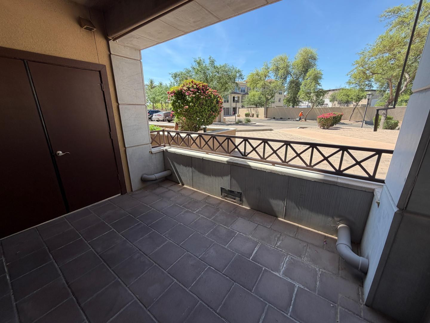 7291 North Scottsdale Road, Unit 1001 Paradise Valley, AZ 85253 - Photo 27 of 34 a view of a chairs and table in a balcony