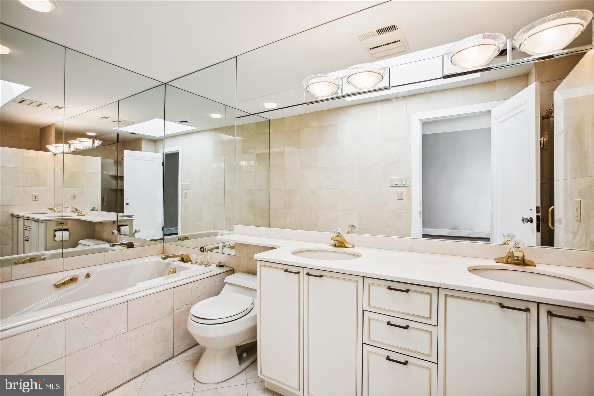 3308 Reservoir Road Northwest Washington, DC 20007 - Photo 25 of 29 Primary bathroom