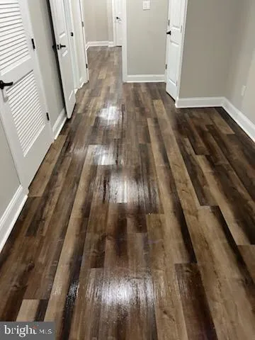 en empty room with wooden floor