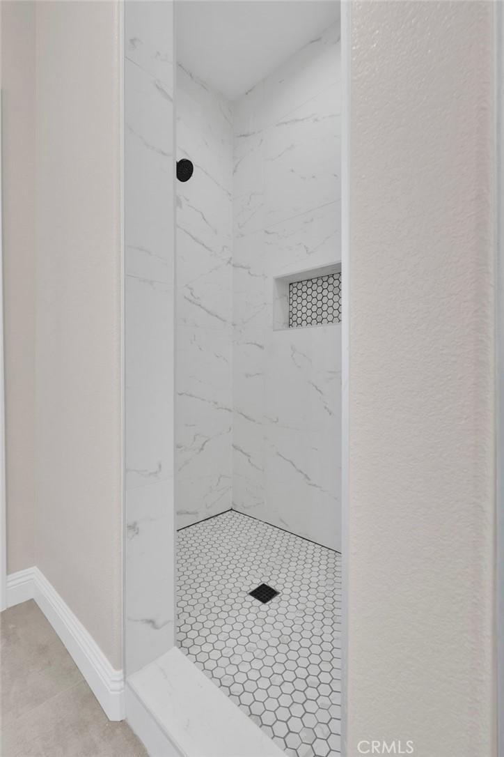15991 Tao Road Apple Valley, CA 92307 - Photo 28 of 49 Primary Walk In Shower