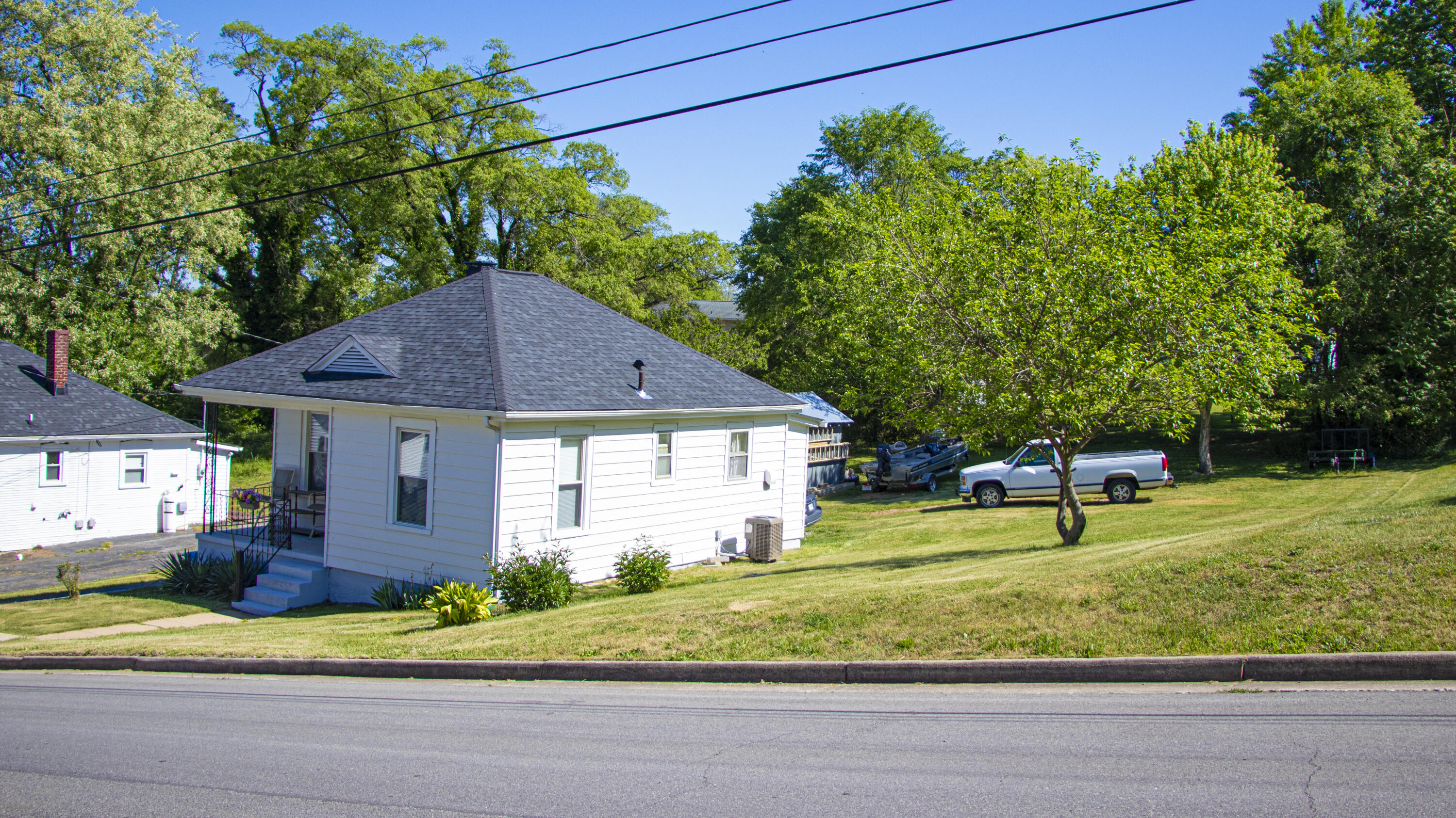 1622 Riverside Terrace Southeast Roanoke, VA 24014 - Photo 2 of 11 Front 2