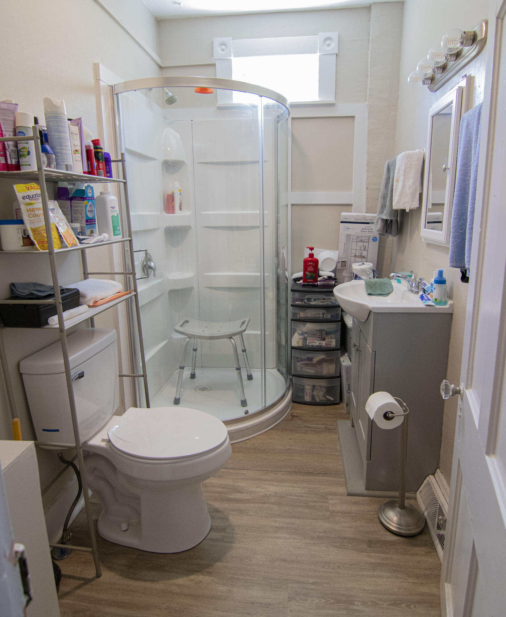 1622 Riverside Terrace Southeast Roanoke, VA 24014 - Photo 8 of 11 Bathroom