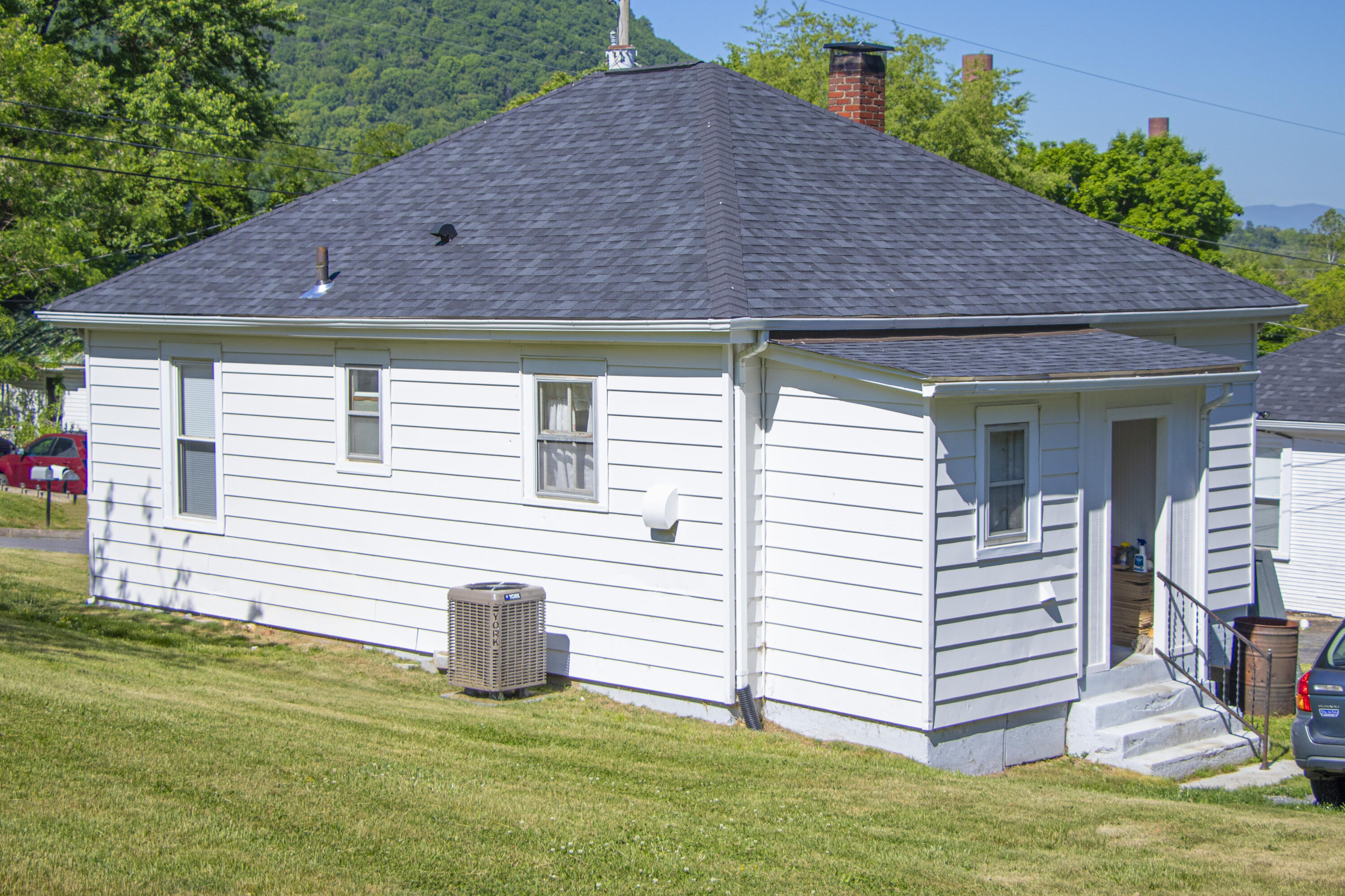 1622 Riverside Terrace Southeast Roanoke, VA 24014 - Photo 9 of 11 Backyard 1