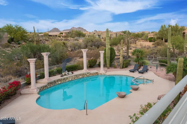 a view of a backyard