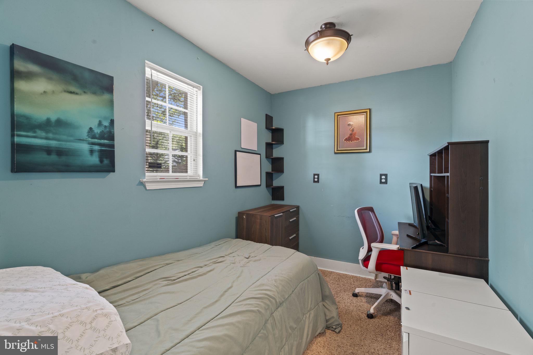 205 Franklin Avenue Berlin, NJ 08009 - Photo 20 of 36 a bedroom with a workspace