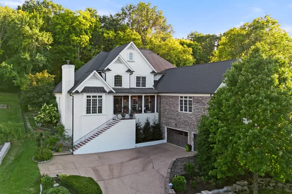 a view of a yard in front of house