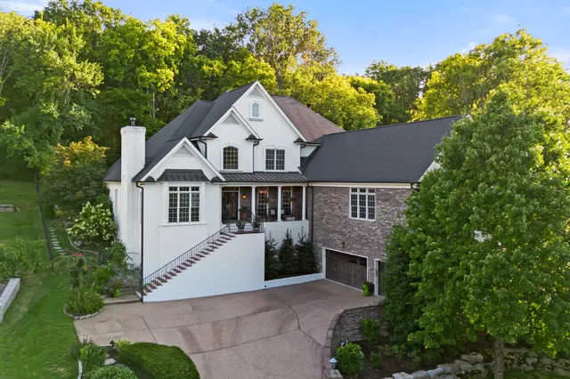 a view of a yard in front of house