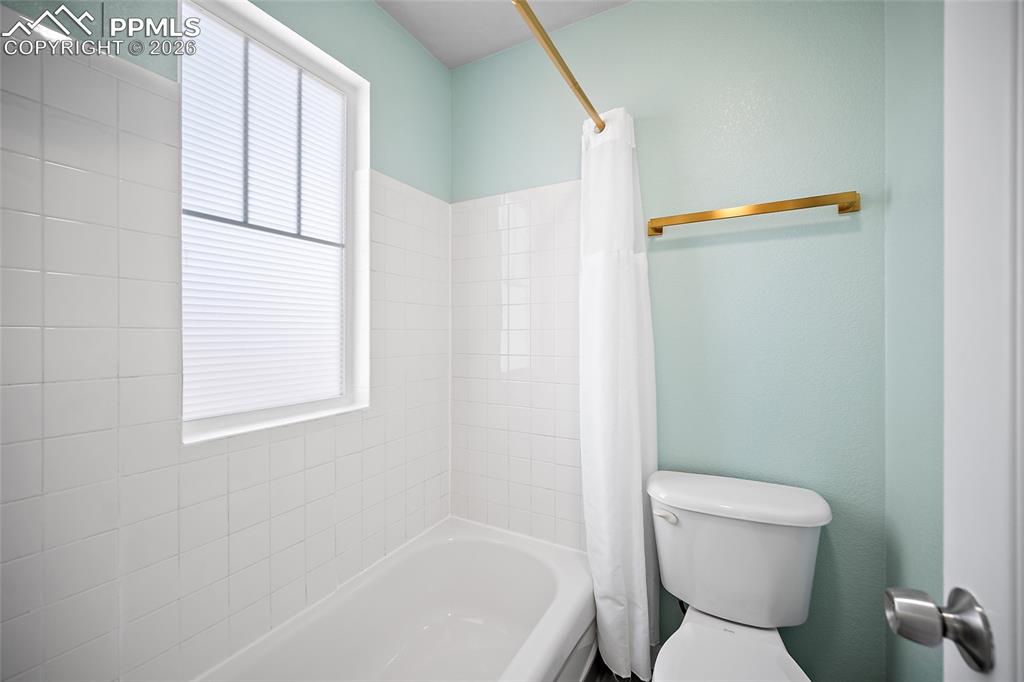 855 Dawn Break Loop Colorado Springs, CO 80910 - Photo 25 of 42 a bathroom with a toilet and a bathtub