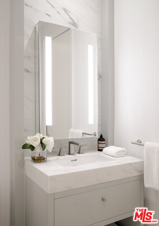 1000 West 8th Street, Unit PH5803 Los Angeles, CA 90017 - Photo 13 of 57 a bathroom with a sink and a mirror