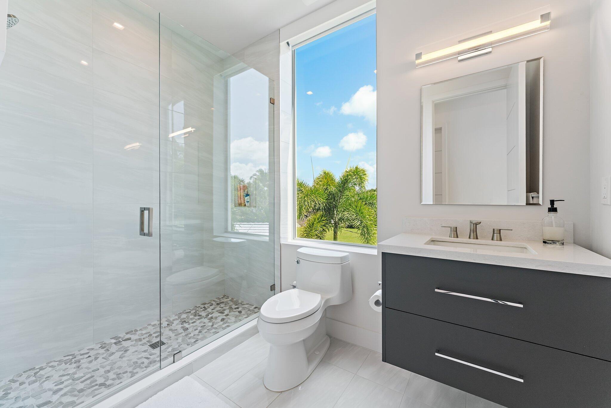 2162 Radnor Road North Palm Beach, FL 33408 - Photo 43 of 71 Guest Bath # 5
