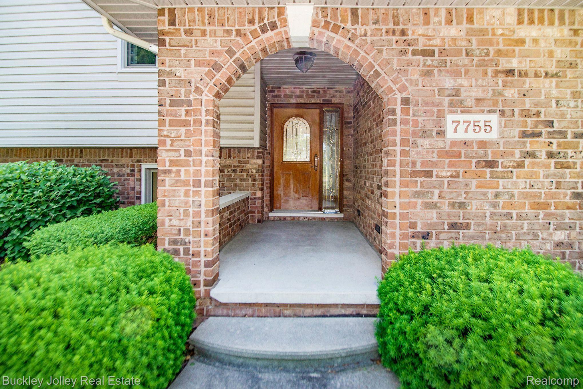 7755 Pettysville Road Pinckney, MI 48169 - Photo 5 of 21 Brick and Vinyl Exterior